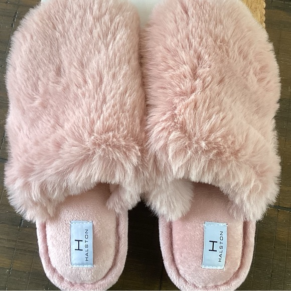 🌸Furry Pink Size 6/7 Slippers - Picture 7 of 7